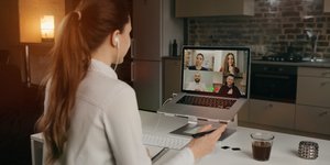 τηλεδιασκεψη απο την κουζινα 