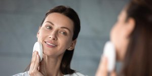 γυναίκα στον καθρέφτη