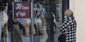 Γυναίκα κοιτάζει βιτρίνα με ρούχα