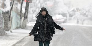 Γυναίκα περπατά στο χιόνι