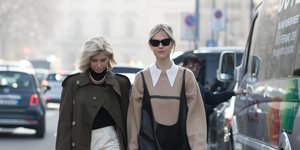 γυναίκες με φορέματα στην εβδομάδα μόδας