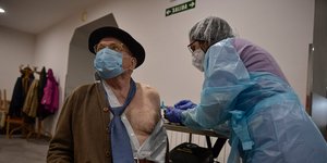 Ηλικιωμένος στην Ισπανία κάνει το εμβόλιο ενάντια στον κορωνοϊό