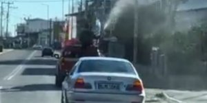 Ιερέας ψεκάζει με μάνικα τον αγιασμό στη Λαμία