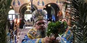 Ιερέας στην τελετή των Θεοφανίων