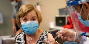 Γυναίκα κάνει το εμβόλιο του κορωνοϊού