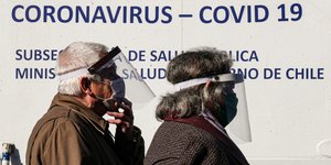 Ηλικιωμένοι με μάσκες στη Χιλή