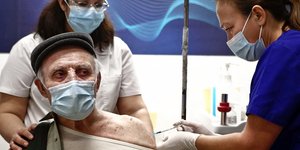 Ηλικιωμένος κάνει το εμβόλιο του κορωνοϊού
