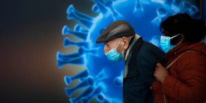 Ηλικιωμένος με μάσκα περπατά με την βοήθεια γυναίκας