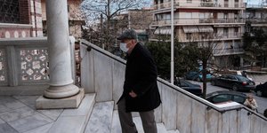 Ηλικιωμένος ανεβαίνει σκαλιά σε εκκλησία