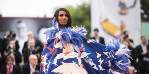 Η Ιμάν με μπλε τοπ με φτερά 