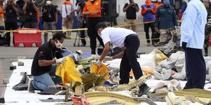 Ερευνητές εξετάζουν συντρίμμια του μοιραίου αεροπλάνου