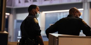 Αστυνομικοί με μάσκες ΗΠΑ