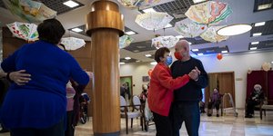 Ισραήλ: Συνταξιούχοι κάνουν πάρτι μετά τον εμβολιασμό τους με τη δεύτερη δόση του εμβολίου