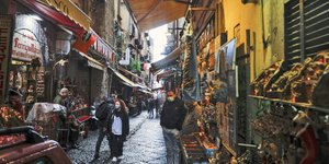 Ιταλία αγορά στενός δρόμος κόσμος με μάσκες