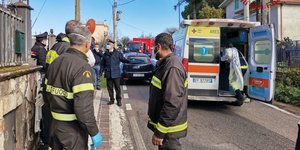 Ιταλία ασθενοφόρο αστυνομικοί έξω από οίκο ευγηρίας