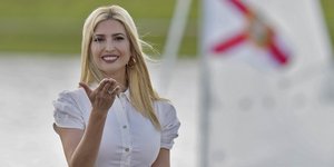 Η Ιβάνκα Τραμπ με λευκό φόρεμα στέλνει φιλιά