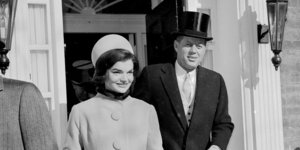 Η Τζάκι Κένεντι με τον σύζυγό της Τζον Φ. Κένεντι την ημέρα της ορκωμοσίας του