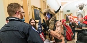 Ο οπαδός του Τραμπ κατά την εισβολή στο Καπιτώλιο