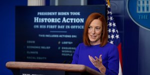 Η Τζένιφερ Ψάκη στην πρώτη ενημέρωση των ΜΜΕ