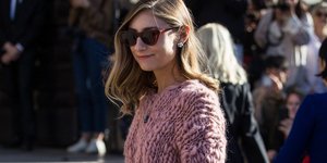 γυναίκα με πουλόβερ στην εβδομάδα μόδας