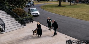 H Tζιλ Μπάιντεν υποδέχεται στον Λευκό Οίκο τα δύο σκυλιά της οικογένειας