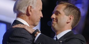 Ο Τζο Μπάιντεν με τον γιο του Μπο