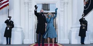 Ο Τζο Μπάιντεν και η σύζυγός του Τζιλ στην είσοδο του Λευκού Οίκου