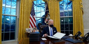 Ο Τζο Μπάιντεν στο οβάλ γραφείο