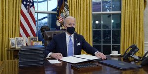 Ο νέος Πρόεδρος των ΗΠΑ στο Οβάλ Γραφείο του Λευκού Οίκου