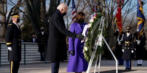 Ο Τζο Μπάιντεν καταθέτει στεφάνι στο κοιμητήριο του Αρλινγκτον