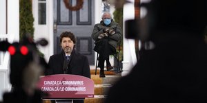 Ο πρωθυπουργός Τζάστιν Τριντό αξιοποιεί το meme του Μπέρνι Σάντερς για να συστήσει να αποφεύγονται τα ταξίδια