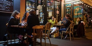 Καφέ στην γαλλική πρωτεύσουα πριν το Lockdown για τον κορωνοϊό