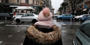 άτομο με μπουφάν και ροζ σκούφο