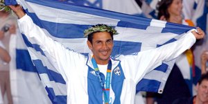 Ο Νίκος Κακλαμανάκης με το μετάλλιο και την ελληνική σημαία από τους Ολυμπιακούς Αγώνες