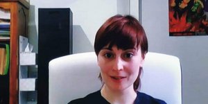 Η καλεσμένη του BBC και το ιδιαίτερο διακοσμητικό στοιχείο στην βιβλιοθήκη της/Φωτογραφία: Twitter/Grant Tucker