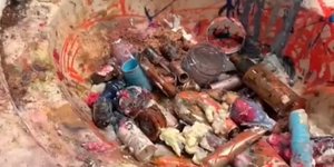 Το απόλυτο χάος στον νιπτήρα από τα κατεστραμμένα καλλυντικά