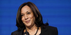 Η Καμάλα Χάρις με κολιέ