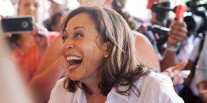 Καμάλα Χάρις με λευκό πουκάμισο