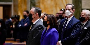 Η Καμάλα Χάρις με μπλε outfit στην εκκλησία