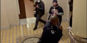 Αστυνομικός τρέχει να ξεφύγει από τους εισβολείς στο Καπιτώλιο 