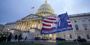 Καπιτώλιο σημαία με Τραμπ