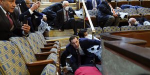 Άνδρες βουλευτές πεσμένοι στο έδαφος στο Καπιτώλιο