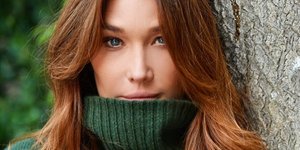 Ο Νίκος Αλιάγας φωτογραφίζει την Κάρλα Μπρούνι στο πάτωμα ενός ξενοδοχείου