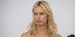 Η Καρολίνα Κούρκοβα με λευκό στράπλες
