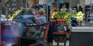 Καρότσι έξω από σούπερ μάρκετ