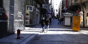 Η οδός Ερμού εν μέσω πανδημίας
