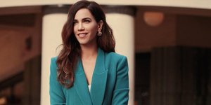 Η Κατερίνα Στικούδη με πράσινο σακάκι