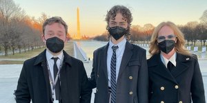 Η πρώην σύζυγος του Ντάγκλας Έμχοφ με τα παιδιά της στην ορκωμοσία του Μπάιντεν και της Καμάλα Χάρις