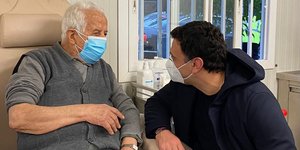 Ο υπ. Υγείας Βασίλης Κικίλιας στο Ελπίς στην «πρεμιέρα» εμβολιασμών άνω των 85 ετών