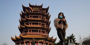 Γυναίκα με μάσκα στην πόλη Ουχάν, όπου ξέσπασε ο κορωνοϊό στην Κίνα